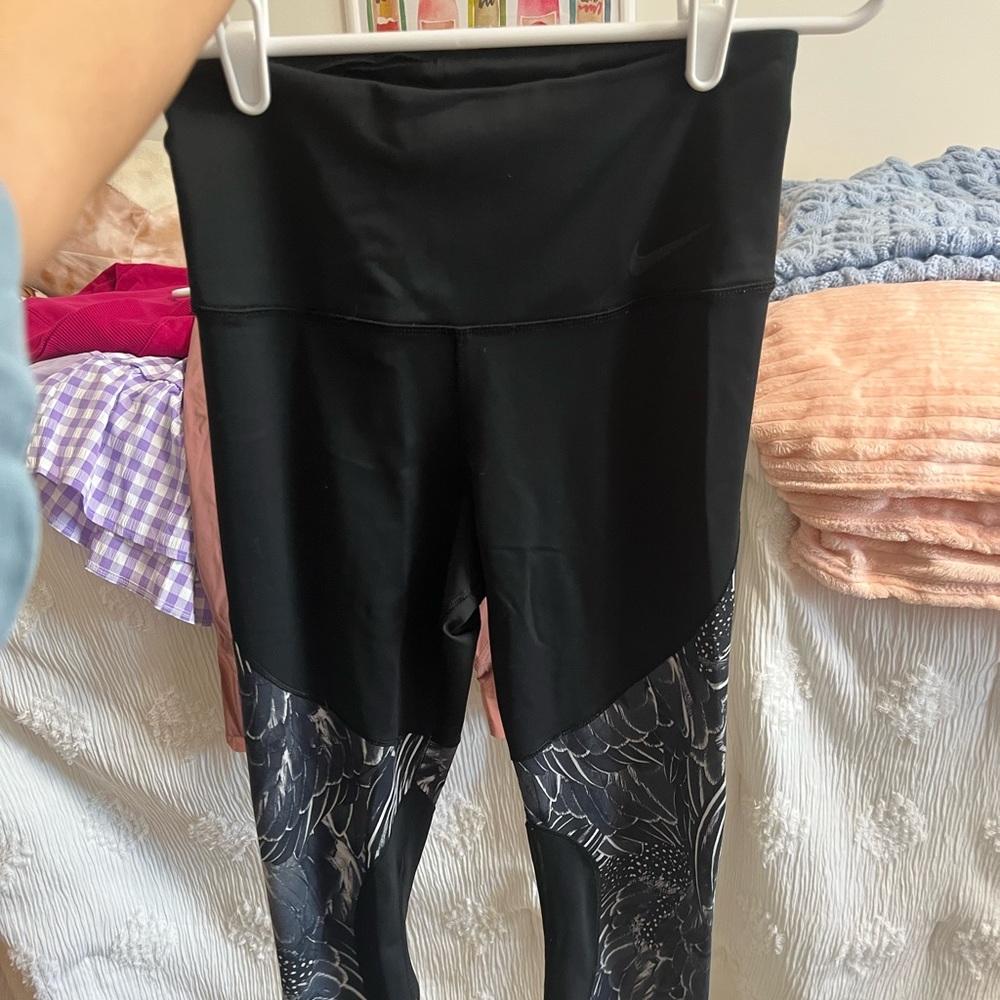 Black Nike leggings